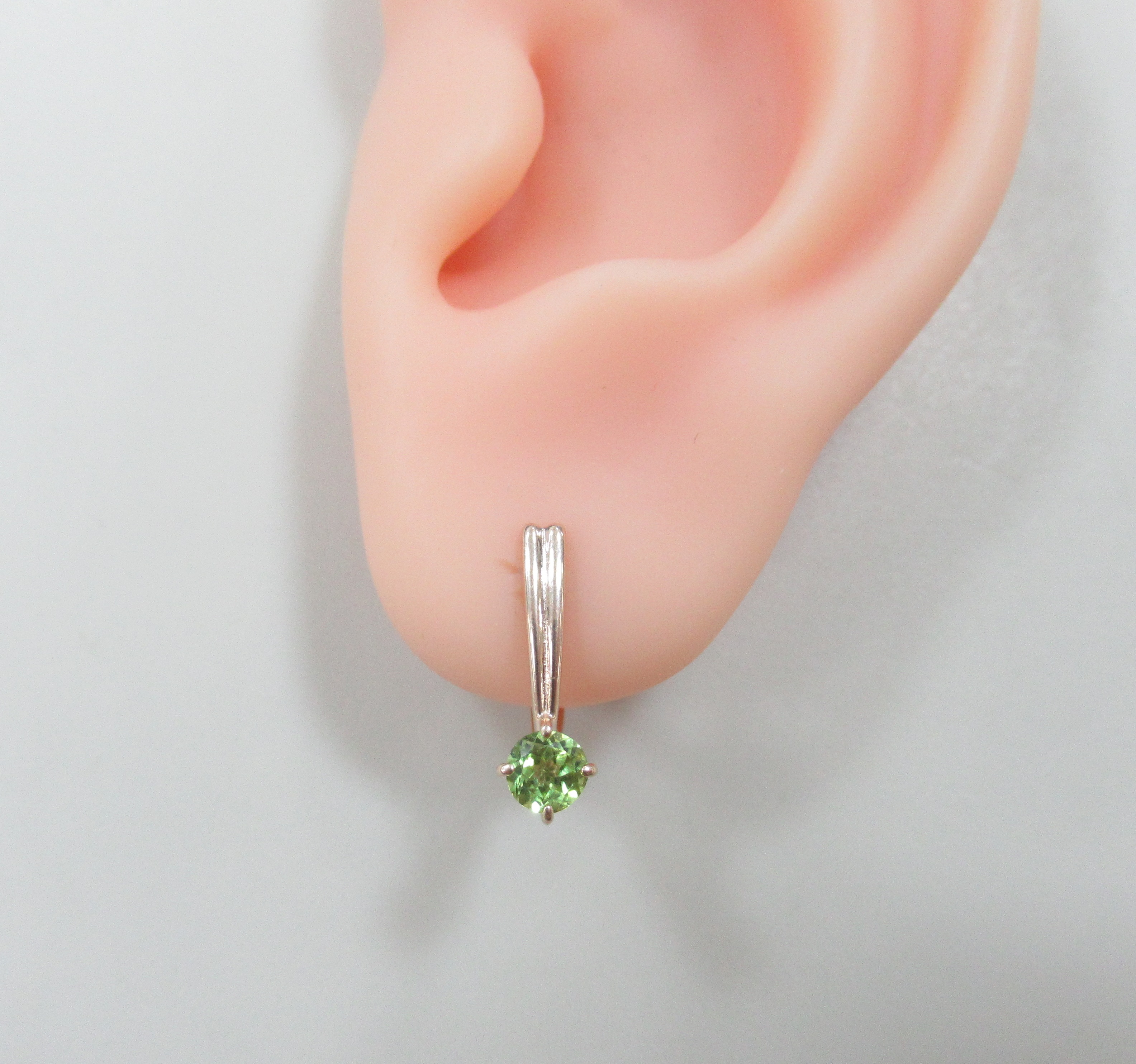 Серебряные серьги с хризолитами